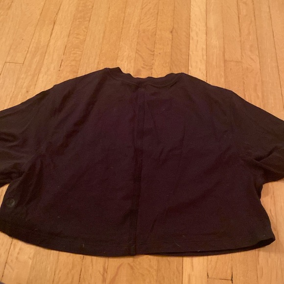Black Lululemon crop T-shirt - Picture 3 of 3